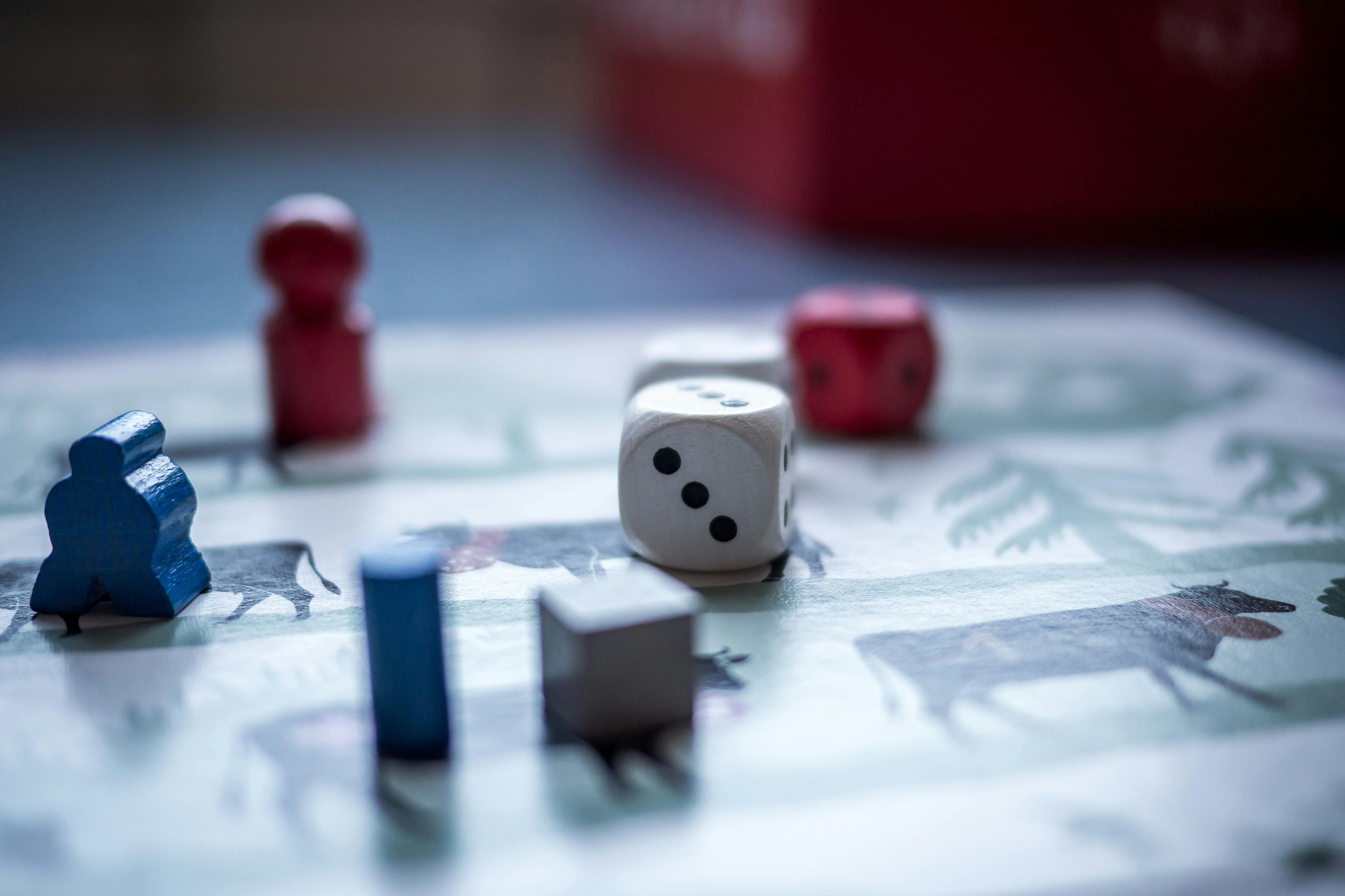 Layar permainan Bingo di misterhoki menampilkan kartu grid dengan angka, nomor yang ditarik, dan pemain lain yang bermain
